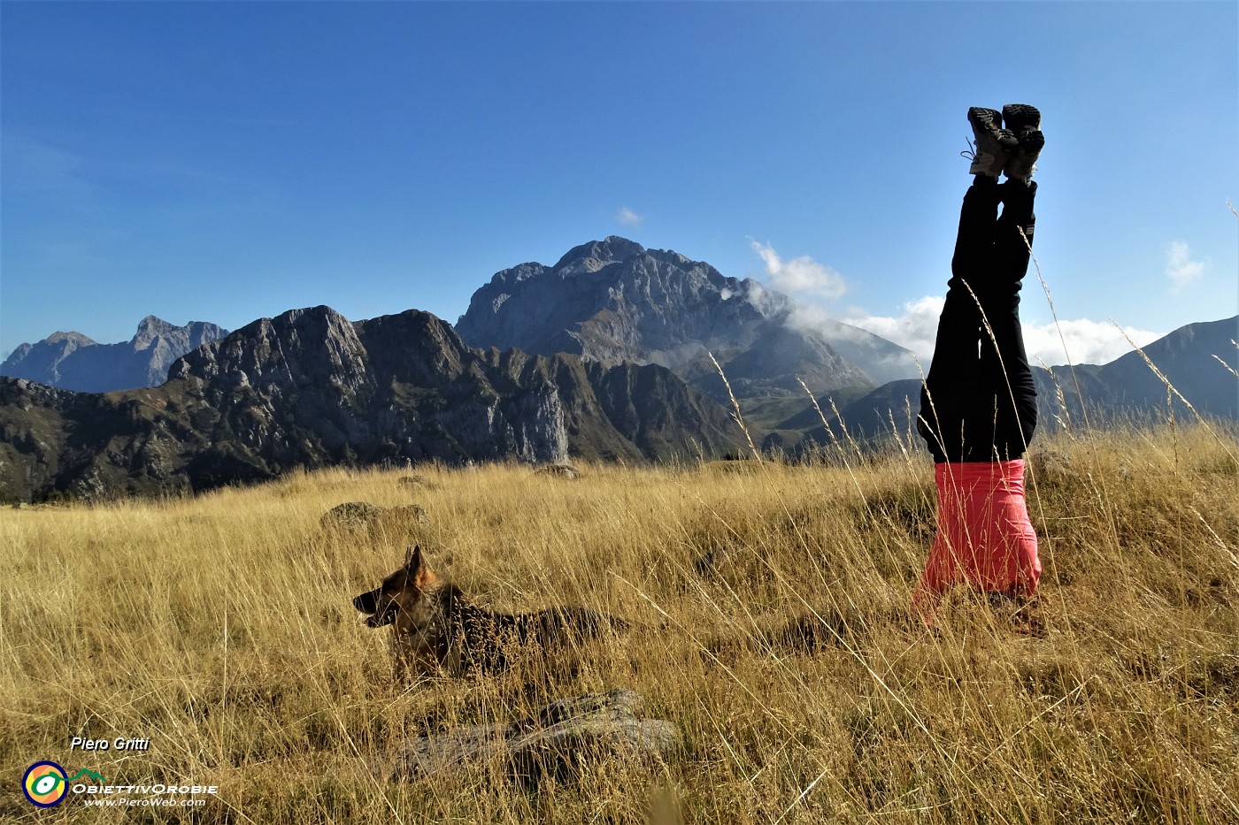 06 Esibizione di yoga sui pascoli del Monte Campo .JPG